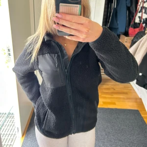 Teddy jacka  - Säljer min knappt använda Teddy jacka! Så fin💕 det är storlek 170 motsvarar en Xs/S