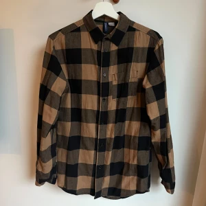 Skjorta  - Storlek XS men är som en S