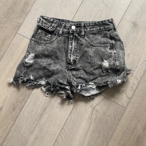jeans shorts - gråa/svarta snygga och bekväma jeansshorts. aldrig använda då de inte passade mig. Storlek XS💓