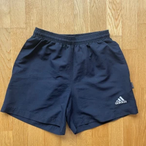 Adidas shorts  - Adidas shorts i stl 152 (xs). De har en ficka på vardera sida och är i mycket fint skick! 🩷