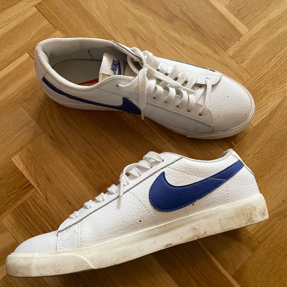 Använda blåa Nike skor. Utan box. Vill bara få bort dom, därför är priset väldigt lågt.. Skor.