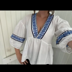Zara blus - Säljer en v-ringad blus från Zara som är i väldigt bra skick utan defekter. 