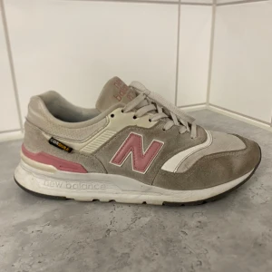 New balance  - Super snygga skor säljer åt min syrra använda ett 20 tal gånger med fortfarande okej fräscha skicket 7/10 pris kan diskuteras vid snabb och smidig affär 🫡