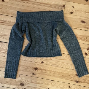 Grå off-shoulder tröja - Off-shoulder tröja från Urban Outfitters jag älskat förr! Superhärligt material som inte alls är obehagligt mot huden🙏Använd måttligt men i superbra skick! Hör av dig vid funderingar!💞