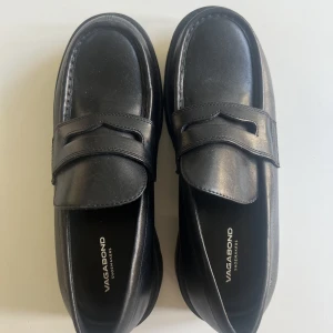 Vagabond Cosmo 2.0 loafers - Svarta Vagabond Cosmo 2.0 loafers i storlek 38. Jättesnygga men kommer tyvärr inte till användning 💛