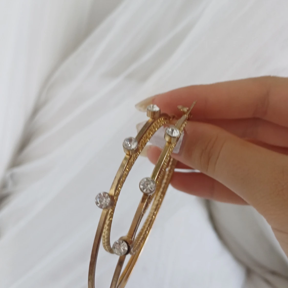 Guldfärgade stora örhängen cirkel formade med detaljer.