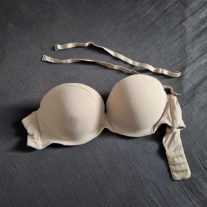 Strapless bh / bra | beige H&M - Har bara använt den 2 gånger | ny tvättat | remmen ingår i behån 