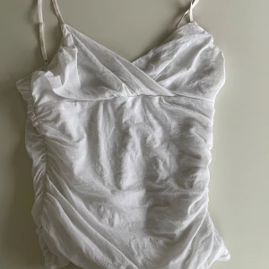 Söt topp - Vintage top från hm. Vit strl medium.