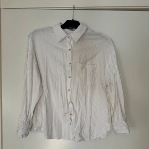 Linneskjorta - Vit linneskjorta från Outfitbook, knappt använd. Lätt OS fit.