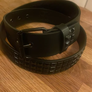 Bälte - Svart bälte med nitar