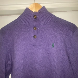 Polo Ralph Lauren tröja  - Jätte snygg Ralph Lauren tröja i jätte fint skick och i storlek S (köpt i vintras), köptes hos Ralph Lauren i Paris för 2999kr och säljs väldigt billigt för endast 699kr