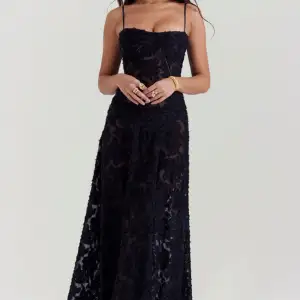 Säljer denna super fina svart klänningen i storlek M men jag skulle säga att den är en S - XS mer! Aldrig använd med pris lappen på. På hemsidan kostar den 1500 (lånade bilder kom privat för fler bilder) ☺️😊