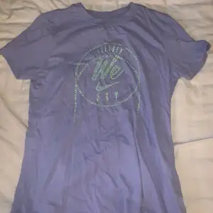 Fin oanvänd nike basketball tshirt i bomullstyg. Jättefin och skön att ha på träning! 💜