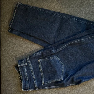 Blåa raka jeans - Mörkblåa jeans