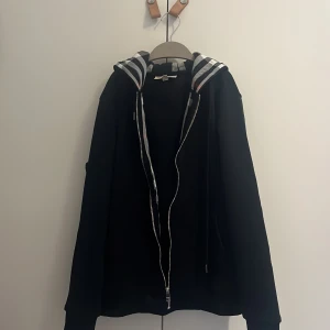 Burberry zip - Helt ny bureberry zip i size M Dragkedjan funkar inte därav priset, dragkedjan går enkelt att fixa hos en skräddare för 100-200kr