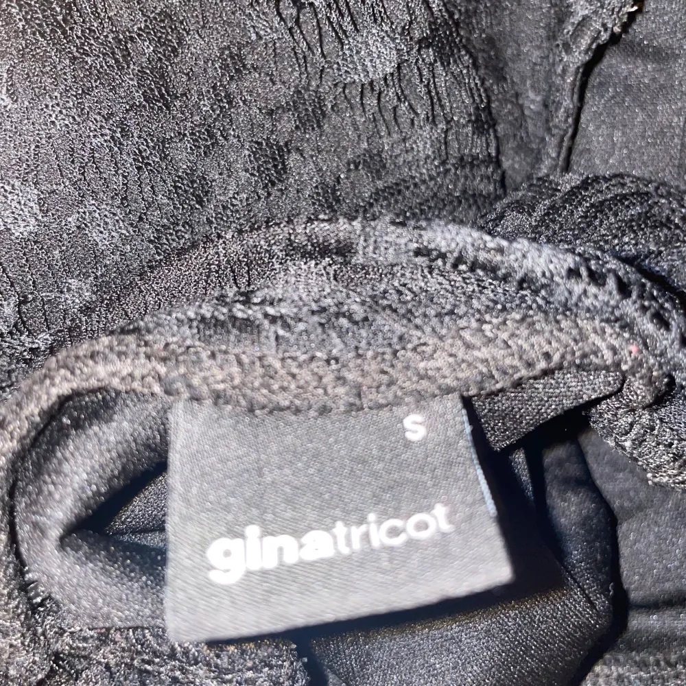 En söt spetsklänning ifrån Gina tricot i strl S) . Klänningar.