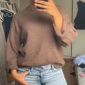 Brun stickad tröja - brun stickad tröja lite nopprig kanske men fin ändå 