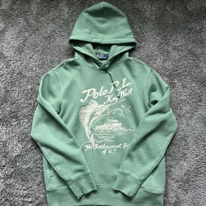 Ralph lauren hoodie - Säljer nu denna sjukt snygga och sällsynta hoodien från Ralph lauren, den är aldrig använd och kvitto finns!🔥 storleken är M och den är true to size. 