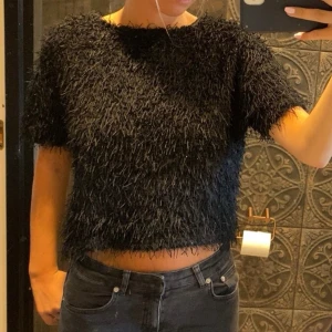 Fluffig t shirt  - Super fin fluffig t shirt med glitter i sig💕Den är ifrån zara barn i strl 164 men den sitter ungefär som en S🥰