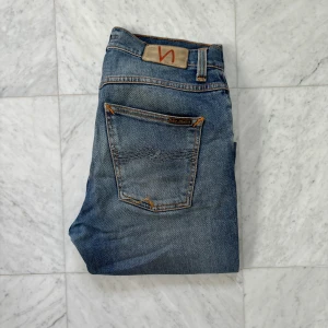 Nudie Jeans Lean Dean - Säljer nu dessa otroligt snygga Nudie Jeans i den eftertraktade modellen Lean Dean (Slim-fit) | Jeansen är i bra skick, förutom en löss söm på fickan (se bild 5) | Storlek: 29/32 | Nypris: 1900 kr | Hör av er vid minsta fråga eller fundering :)