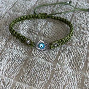 Grönt onda öga armband 🧿💚 - Jätte fint!  Aldrig använt då jag köpte för många   Justerbara storlekar så passar alla💚