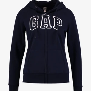 Zip hoodie - Säljer denna mörkblåa hoodie ifrån GAP i storlek S. Köpt 420 kr o har inte använts alls mycket.💖
