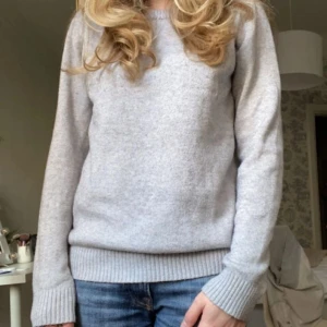 Stickad tröja - Stickad tröja från Vila. Köpt för 300 typ💞 bilderna är lånade!!! Pris är diskuterbart