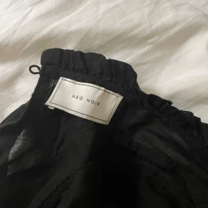 Neo noir - Svart topp/blus ifrån neo noir