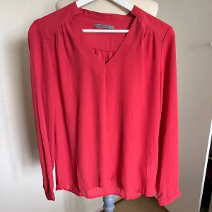 Röd blus Soaked in luxury  - Ny oanvänd inget att anmärka på  Normal i storlek🫶🏻