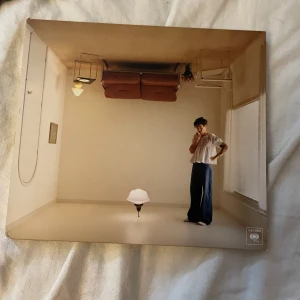 Harry styles - Harrys house CD-skiva - Säljer min Harry styles Harrys house CD-SKIVA  Aldrig använd, bara öppnad  Köpt för 239kr på bengans  Mitt pris 180kr (aldrig använd så är som ny, platsen är öppnad men mina fin ändå!<3)