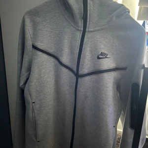 Nike tech hoodie - Nike tech hoodie i bra 10/10 skick, inga skador, använd 2-3 gånger 