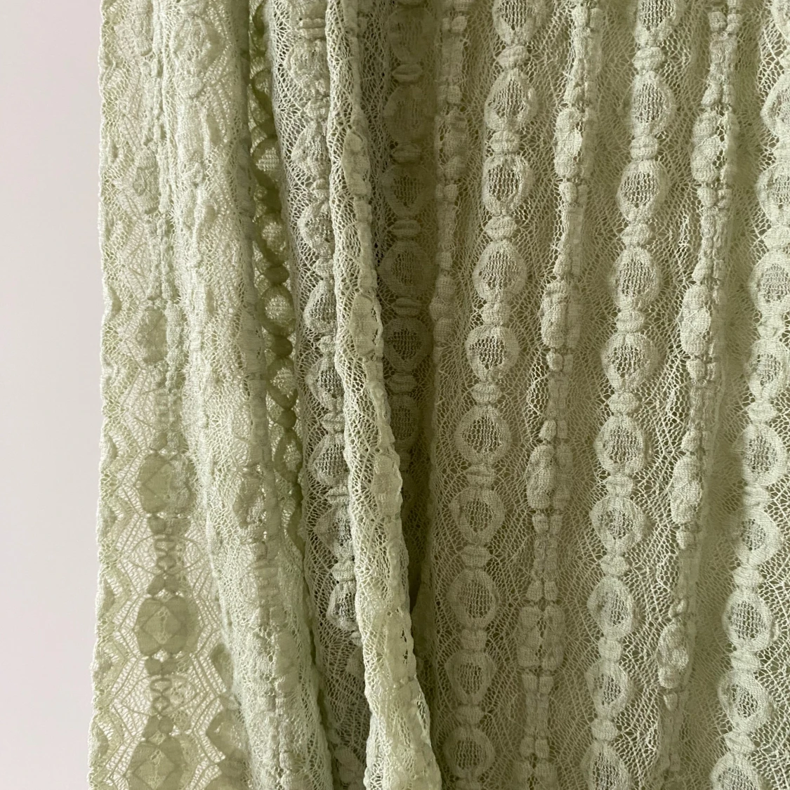 En ljusgrön klänning som är transparent med spets. - 91