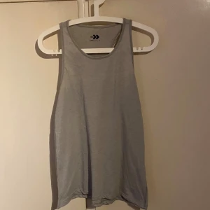 Linne - Linne med litet tryck fram och bak (det bak syns knappt)  stor i storleken Hel och ren🫶