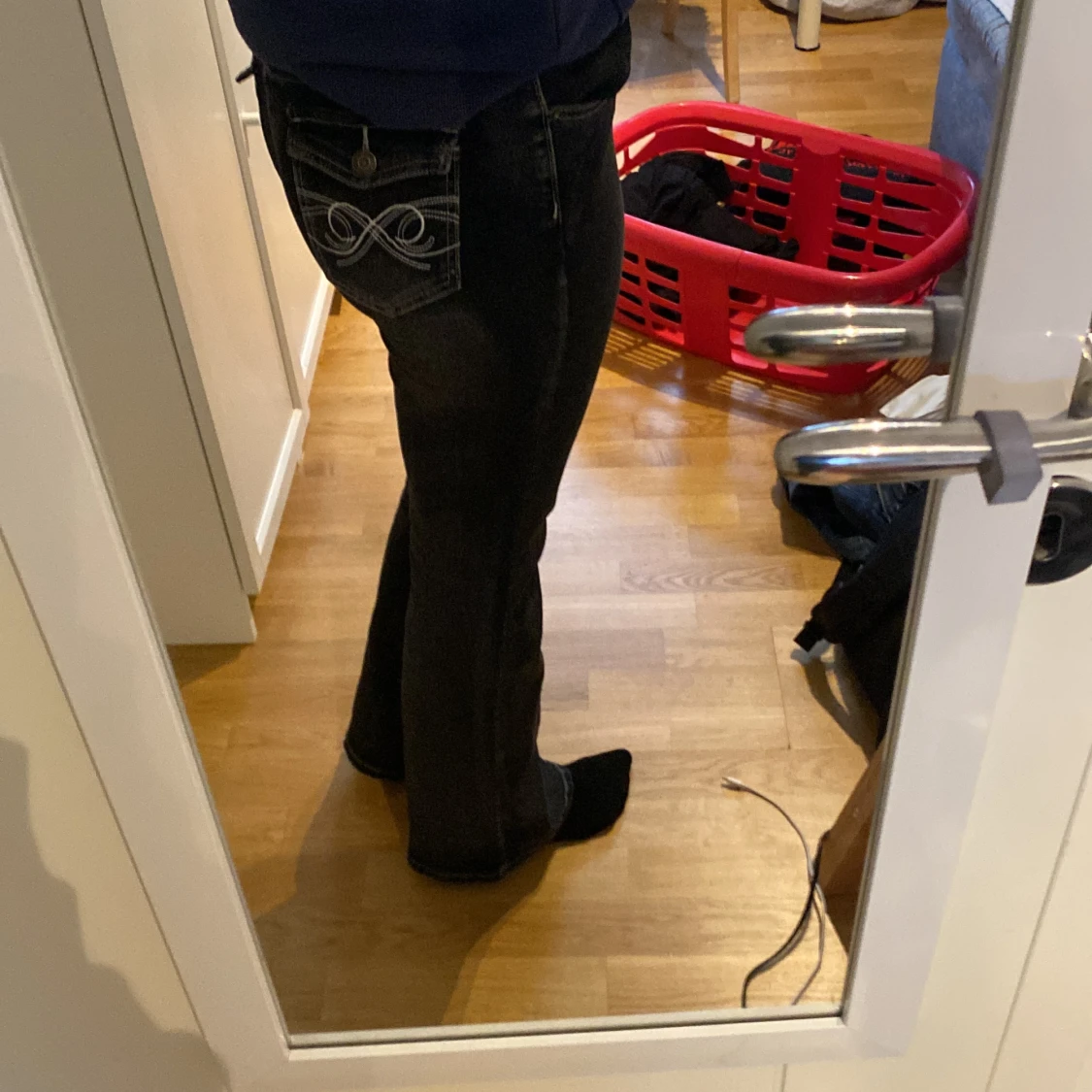 Svarta bootcut jeans med mönster på fickorna