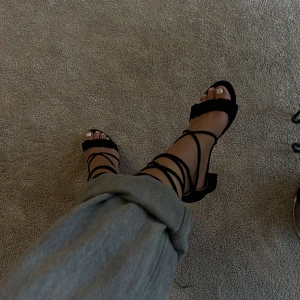 Klackar - Klackskor med snörning och bekväm klack i storlek 40 men passar mig som vanligtvis bär 39! Aldrig använda 🖤🖤