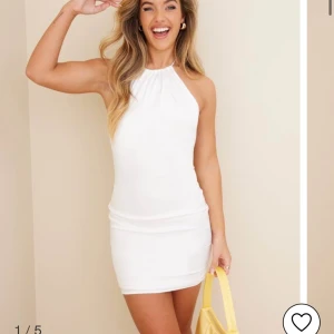 Vit festklänning halterneck - Vit festklänning med öppen rygg och knyte