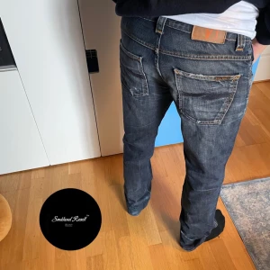 Nudie jeans - Säljer nu ett par feta nudie jeans i modellen slim jim (se bilder) 💯 | Skick: 7/10⭐️ | Storlek: 30/34📏|Modellen på bilden är ca 185 för referens| Pris: 349kr 💰 Hör av er vid minsta fundering!☺️