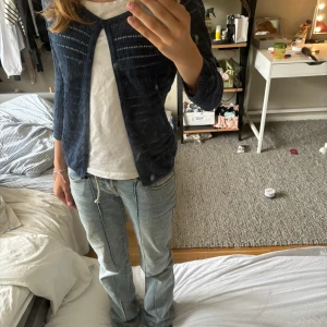 Marinblå kofta💕 - Koftan är trekvarts men är lite stor för mig, fick den av min kompis och är nog köpt utomlands💕 skriv om du är intresserad 💕