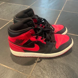 Air Jordan 1 Mid Röda storlek 41 - Säljer mina Air Jordan 1 Mid i färgen röd, storlek 42! Använt dessa kanske 5 gånger men dem har tyvärr bara blivit ståendes i hallen efter det. Priset kan diskuteras! 