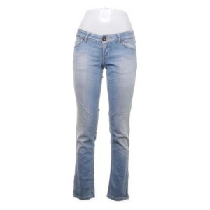 Lågmidjade jeans - Säljer dessa lågmidjade jeansen som jag köpte från sellpy men som inte passade mig. 