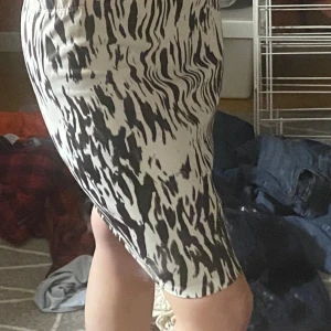 Kjol - Ok skick vad jag ser priset är absolut diskuterbart och har du funderingar så tvecka inte på att höra av dig🥰