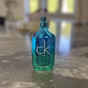 Calvin Klein One parfym  - Säljer den här goda Calvin Klein one parfymen, några sprut använda men nästan som helt ny. Dock ingen kork med.