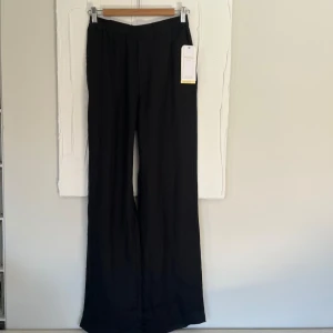 Nya linnebyxor - Helt nya med lapparna kvar. Linnebyxor från Lindex 🩵innerbenslängd ca 80 kr. Köpta för 599 kr 🌟
