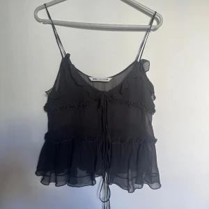 Volang topp - Säljer min fina volangtopp från zara då den inte kommer till användning! Slutsåld på hemsidan och använd ett fåtal gånger. Hör gärna av dig om du har frågor!