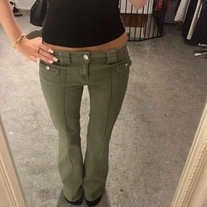 hm lågmidjade jeans - ⚡️har de svarta och gröna i strl 32⚡️ midjan= 32-36cm innerbenslängden= 83-84cm (stretchig midja)