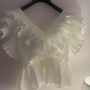 Volang fluffig topp - Säljer denna skit söta fluffiga eftertraktade toppen med volanger i storlek xs men kan även passa S! Aldrig använd bara testad 💘💘