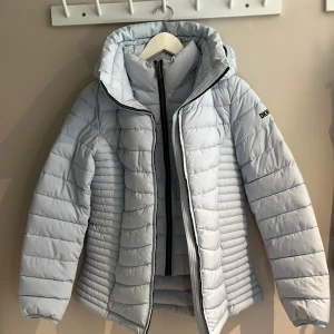 DKNY dunjacka  - Dunjacka ifrån DKNY  Endast använd ett fåtal gånger  Fint skick  