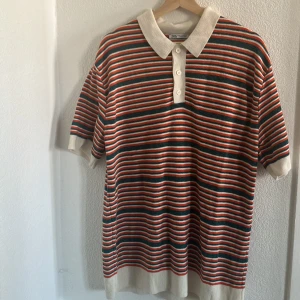 Zara frotté piké  - En fin liten piké från Zara. Strl L. Inte fruktansvärt bred, snarare lång. Finns tyget, knappt använd.