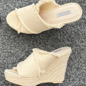 Flätade kilklackar  - Så fina i sommar, aldrig använda 