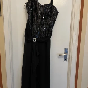 Festklänning  - Glittrig festklänning. Strlk 42/44